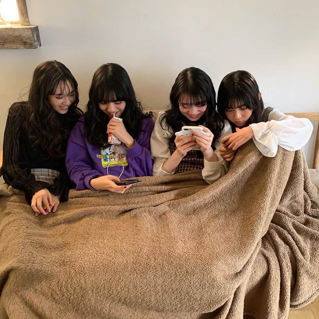 ニコ☆プチのインスタグラム：「﻿ みんなでのんびり遊んで...﻿ ﻿ お昼寝する休日もありー😪💤﻿ ﻿ ﻿ #ニコプチ﻿ #犬飼恋彩﻿ #関谷瑠紀﻿ #高比良由菜﻿ #近藤藍月」
