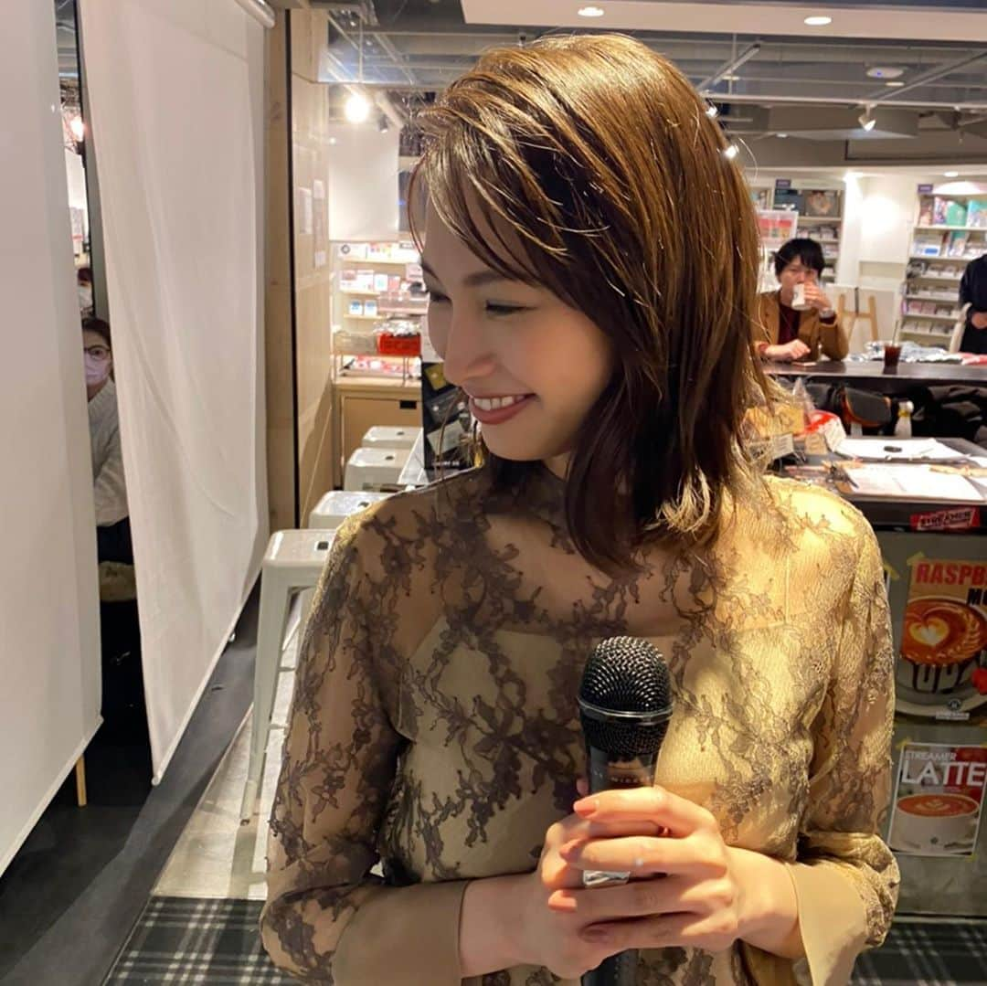 大政絢さんのインスタグラム写真 - (大政絢Instagram)「昨日は東京にて美容本発売イベントでした！お渡し会が残念ながらなくなってしまい全てトークショーに…でも皆さん楽しかったと言って下ったので一安心☺️✨私自身も美容についてたくさん語れたので楽しかったなぁ！皆さんからの的確な質問も感動しました👏こちらは1.2部の時の衣装です！  tops @fray_id pants @celford_official shoes @malonesouliers accessory @blanciris_official  hair and make @hairmake__sakura  stylist @stylist_kumisaito_  そして、この本の編集とライターを務めてくれた @rinanapple ❤️❤️❤️」2月9日 15時22分 - aya_omasa_official