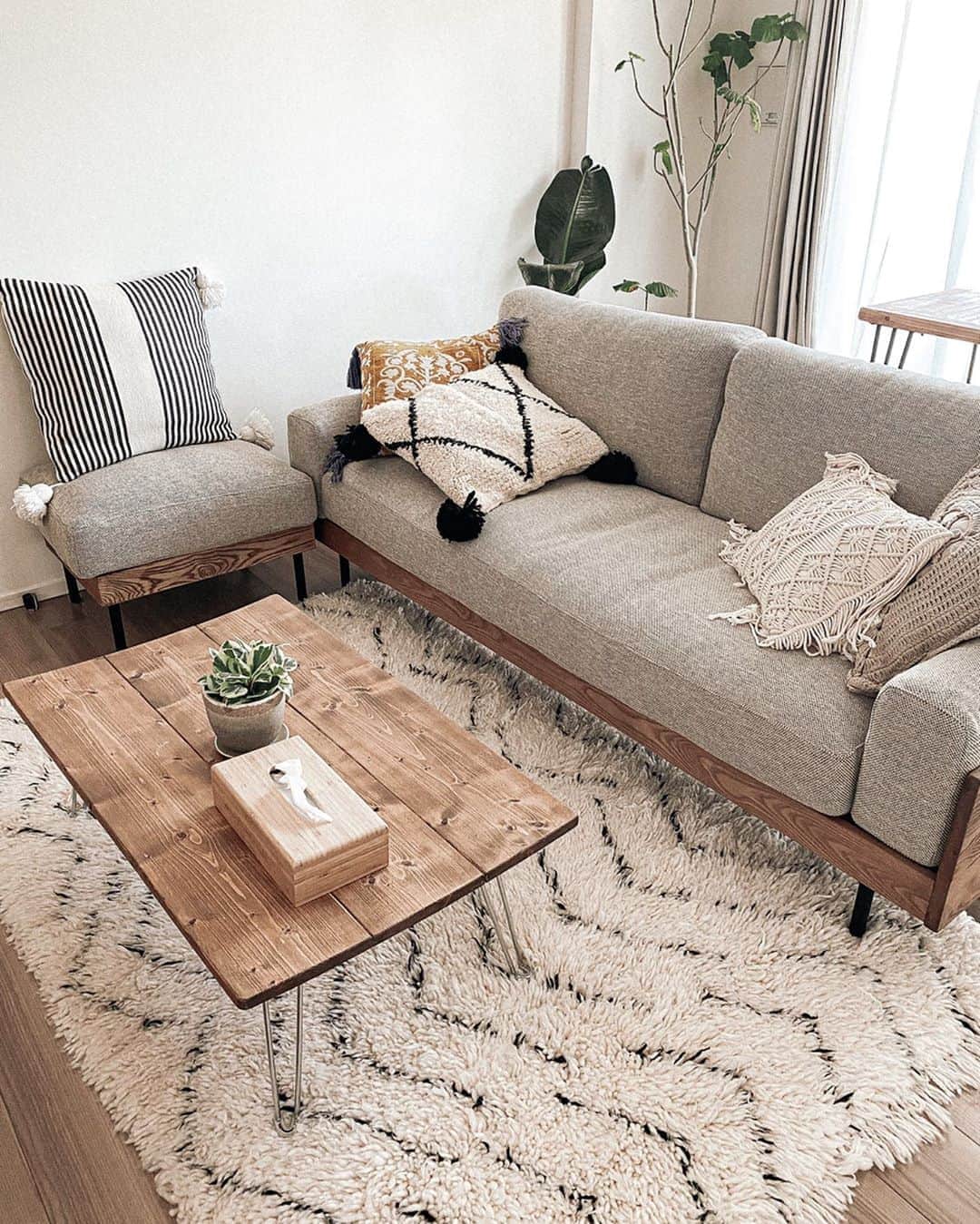 Manamiのインスタグラム：「🛋🌿🌿 このラグが大好き🥰🤍🤍🤍 @zwinacollection #Beniourain ㅤ 昨日postした玄関の風水ついて☝🏽(2枚目) うちの玄関ちょっと変で、 入ってすぐ正面トイレで、トイレ行く時玄関通るから 玄関側とお部屋側どっちにもマット敷いてる🐑 ベニワレンはモロッコで購入🐑 @lahandira 手前のは @ikeajapan で、 ドアが引っかからないように薄っぺらいの🍥 ㅤ #マナシカの家 #ベニワレン」