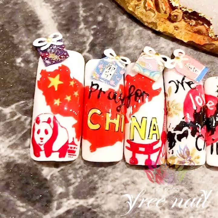 free nail フリーネイルのインスタグラム：「. . ━━━━━━━━━ Pray for China🇨🇳 Pray for Wuhan🙏🏻 ━━━━━━━━━ . freenailからのエールのネイルチップです💅🏻🇨🇳📣✨ . 千羽鶴や、お守り、神社参拝、健康祈願などをイメージしてデザインしました⛩📿🍀🧧 . 世界中がこの苦難を一日も早く乗り越えられることを心よりお祈りします🙏🏻🇨🇳🌏✨ . 中国加油🇨🇳‼️ 武汉加油🇨🇳‼️ . Designed by Kana Yanagi . #prayforchina #prayforwuhan #中国加油 #武汉加油 #wuhanjiayou #武漢 . #フリーネイル #freenail #ネイルアート #ジェルネイル #ネイルサロン #大阪ネイルサロン #ネイルデザイン #ジェルネイル #ネイル動画 #ネイルチップ #お守り #千羽鶴 #神社参拝 #健康祈願 #祈り #頑張れ #加油 #美甲 #日式美甲 #日式美甲胶 #日本美甲师 #日本美甲老师 #美甲上课 #日本胶」