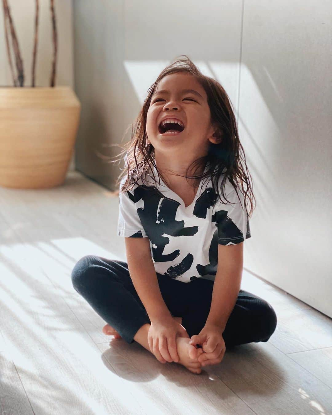 荻原桃子さんのインスタグラム写真 - (荻原桃子Instagram)「女性誌並みのBIG SMILE🤣  外は寒いけど お家の中はぽかぽか  陽射しが気持ち良い日曜日でした  夕方からちょこっとお出かけしなきゃだから 早めにコトコトぶり大根仕込み中であります  平日はゆっくりご飯作る時間ないから だらだらお料理出来る時間って最高  EITOのT-SHは予約販売中の @kanako_elhd 柄のKids T  着用サイズは90です  #UN3D @un3d_official  @un3d_store」2月9日 15時24分 - momokoogihara