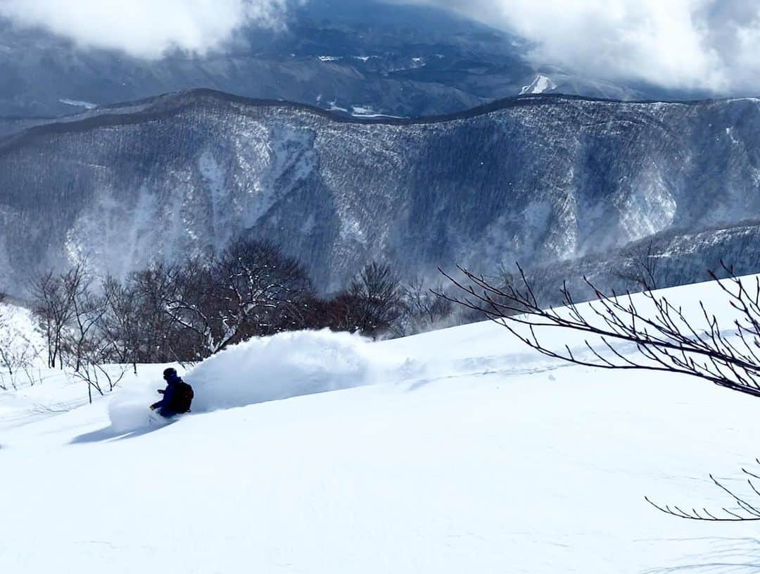 田中幸さんのインスタグラム写真 - (田中幸Instagram)「暴風からの 登ればいきなり顔出す太陽☀️ 最高の日曜日 ハッピーツアー♫  毎回来てくれるリピーターに 初めての方  深い軽い雪を 叫びながら滑る 楽しそうな姿が 凄く嬉しい  この景色 ここに来ないと見れない世界  春にユウ君と滑った斜面が くっきり見えた  今シーズンも 緊張の撮影 計画中♫  ツアーも撮影も やっぱ白馬 最高♫  皆様お疲れ様でした！  最後の ゲレンデクルージングも 全力で楽しみましたね🤘  @bambootail_backcountry  @marmot_japan  @keen  #keenambassador  @k2.snowboarding  #番亭 #ハッピーツアー #バックカントリーツアー」2月9日 15時28分 - sachitanaka