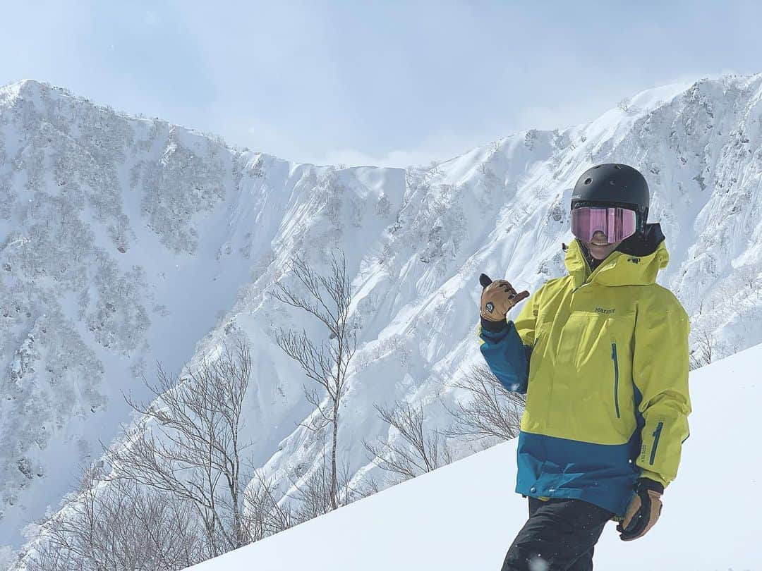 田中幸さんのインスタグラム写真 - (田中幸Instagram)「暴風からの 登ればいきなり顔出す太陽☀️ 最高の日曜日 ハッピーツアー♫  毎回来てくれるリピーターに 初めての方  深い軽い雪を 叫びながら滑る 楽しそうな姿が 凄く嬉しい  この景色 ここに来ないと見れない世界  春にユウ君と滑った斜面が くっきり見えた  今シーズンも 緊張の撮影 計画中♫  ツアーも撮影も やっぱ白馬 最高♫  皆様お疲れ様でした！  最後の ゲレンデクルージングも 全力で楽しみましたね🤘  @bambootail_backcountry  @marmot_japan  @keen  #keenambassador  @k2.snowboarding  #番亭 #ハッピーツアー #バックカントリーツアー」2月9日 15時28分 - sachitanaka