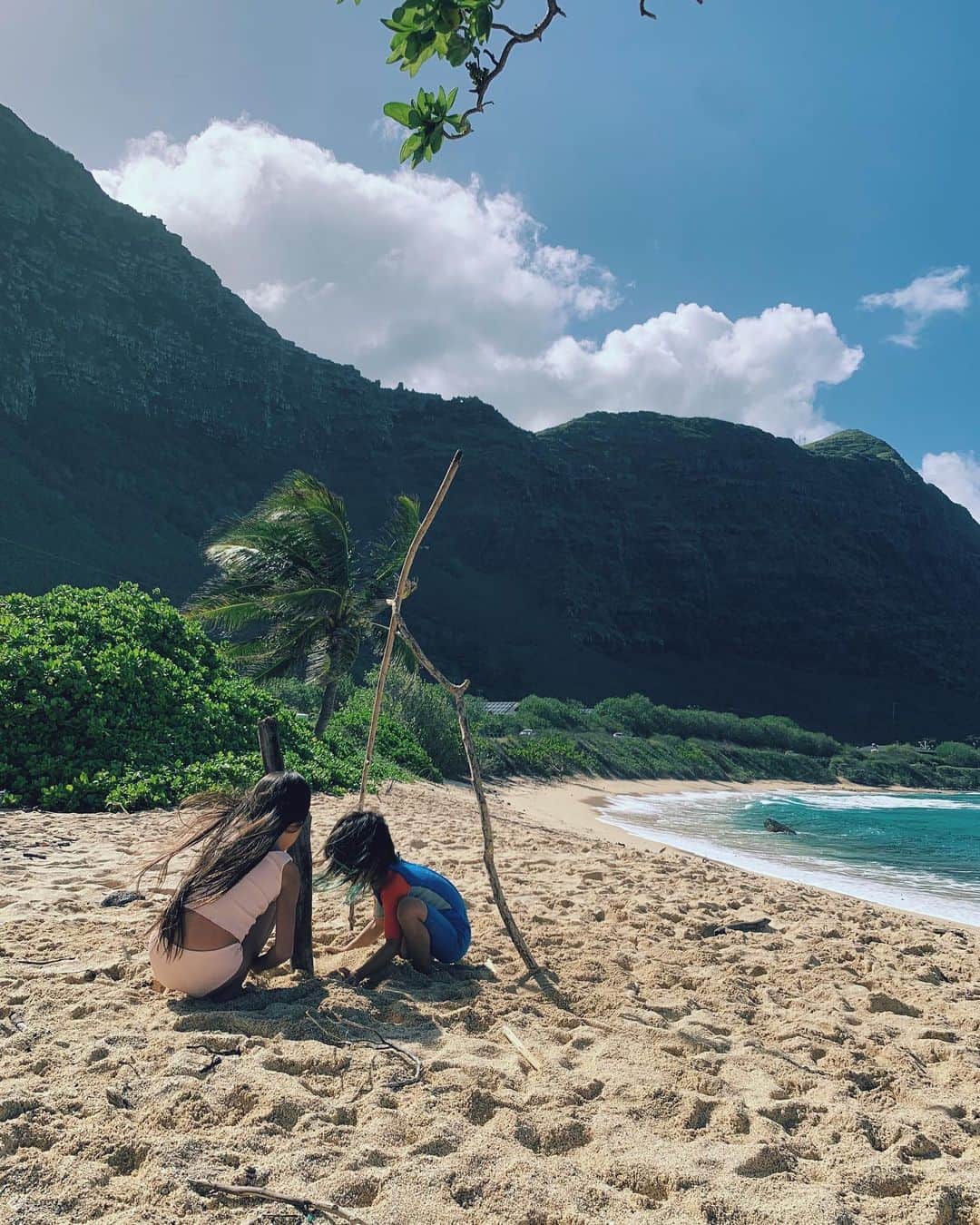 吉川ひなのさんのインスタグラム写真 - (吉川ひなのInstagram)「木の枝を一生懸命集めてみんなでおうちを作っていたよ☺️🌴⛺️ #娘HawaiiLife #息子HawaiiLife」2月9日 15時32分 - hinanoyoshikawa