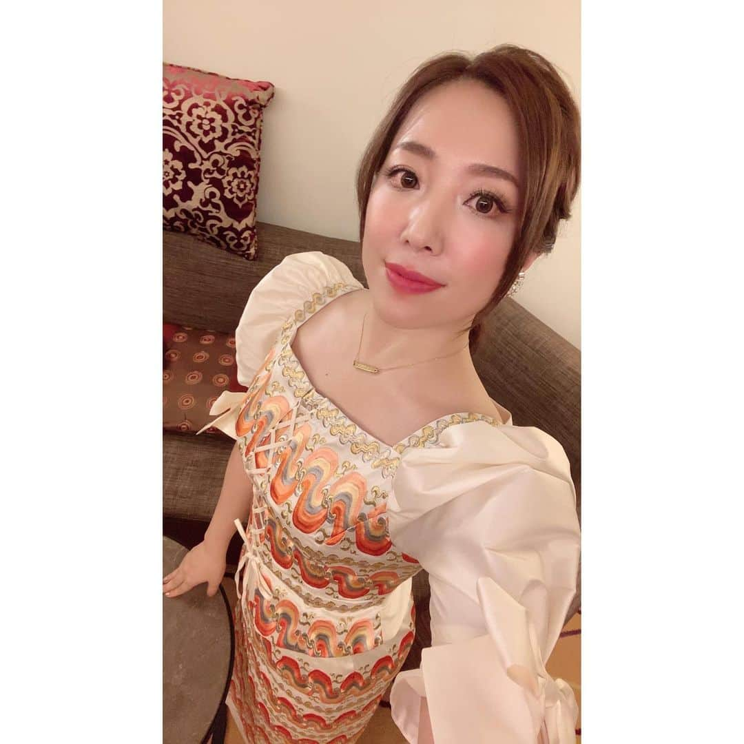 平原綾香さんのインスタグラム写真 - (平原綾香Instagram)「. NiNi gave me a beautiful loungyi! So, I made a new dress with this fabric. . ニーニーさんが素晴らしいロンジーをプレゼントしてくれました。 なので、私はその生地で新しいドレスを作りました。 . #NiNiKhinZaw #Singer #HiraharaAyaka #平原綾香 #loungyi #ロンジー #Dress #ドレス」2月9日 15時36分 - ayaka_hirahara_official