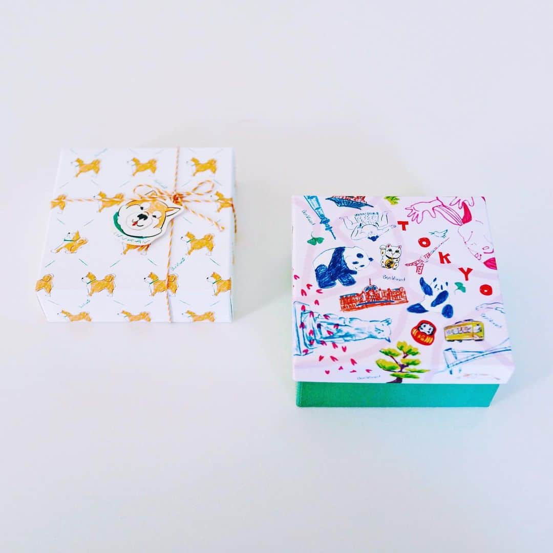 omomuroniさんのインスタグラム写真 - (omomuroniInstagram)「🍋 🐈 🍋 🍪 🍋 🍩 🍋 🐕 . ベイクルーズが展開するブーランジェリー 『BOU'LANGE(ブールアンジュ)』@boulange.jp の 焼き菓子ギフト3種をいただきました 😻 . もう見るからにワクワクしてしまう、かわいいお箱 イラストは佐伯ゆう子さん👉 @saekiyuko . ☑︎ 瀬戸内レモンクリームケーキ (黒猫いるよ) ☑︎クッキーアソートボックス TOKYO (東京土産に) ☑︎芝犬のクッキー缶 (中のクッキーも愛しすぎる)  個人的には、レモンケーキが🤤… 口の中の水分もってかれる系の (窒息系フード、通称：窒食)が苦手なので あんまり自らレモンケーキを選ばないのだけど。  これは生地の中にレモンクリームが入ってて しっとり爽やか。我が家でも争奪戦でした。 これは絶対にまた食べたいぞ。人にあげたいぞ。  普段は渋谷店(宮益坂下の交差点の角のあそこ！)と 日本橋店(レモンケーキのみ)で販売してるそう。  なのだけど！！ 耳ヨリ情報👂  2/8から代官山蔦屋で、佐伯さんの作品と一緒に POPUP販売してるそうですよー。ぎゃー急げー 🏃‍♀️💨 . #ブールアンジュ #BOULANGE #ベイクルーズ #佐伯ゆう子 #手みやげ #手土産 #東京みやげ #パケ買い #パケ買い道場 #撮ってると写り込みにくるシリーズ」2月9日 15時45分 - omomuroni