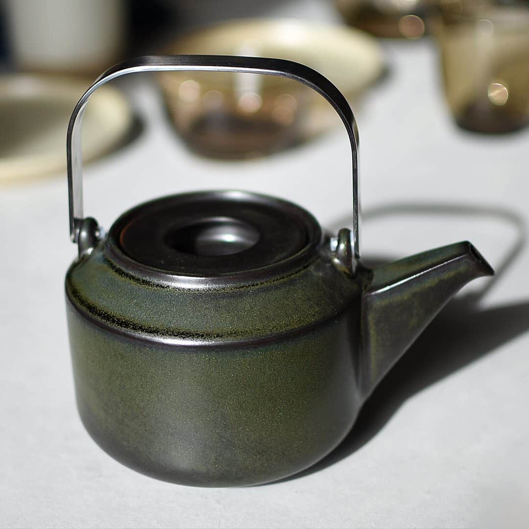 KINTOさんのインスタグラム写真 - (KINTOInstagram)「[Store Info: 陶磁器のティーポット]⁠⠀ 東京・中目黒のリテールショップ KINTO STORE Tokyoでは、磁器製ティーポットの全ラインナップをご覧いただけます。持ち心地、ひとつひとつ異なる釉薬の仕上がりなど、実際に手で触れた感覚をお愉しみください。⁠⠀ （詳しくはLinkin.bioをクリック @kintojapan）⁠⠀ ---⁠⠀ Porcelain teapot collections are available at KINTO STORE Tokyo. You can touch and compare the size, color, and texture. Visit our store and find your favorite one. ⁠⠀ (see linkin.bio @kintojapan)⁠⠀ ---⁠⠀ Share your KINTO items with #mykinto for a chance to be featured.⁠⠀ .⁠⠀ .⁠⠀ .⁠⠀ #kinto #teapot #porcelain #teaware #kintostoretokyo #madeinjapan #japandesign #tea #tableware #houseware #japanesetea #hasami #キントー #シンプルデザイン #インテリア #暮らしの道具 #暮らしを楽しむ #シンプルな暮らし #丁寧な暮らし #ティーポット #急須 #茶器 #テーブルウェア #陶磁器 #波佐見」2月9日 15時51分 - kintojapan