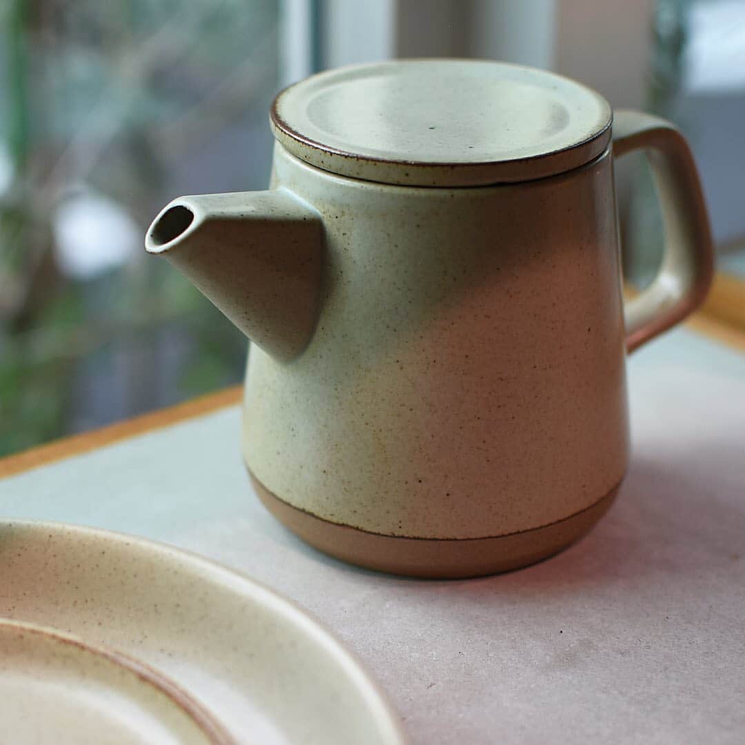 KINTOさんのインスタグラム写真 - (KINTOInstagram)「[Store Info: 陶磁器のティーポット]⁠⠀ 東京・中目黒のリテールショップ KINTO STORE Tokyoでは、磁器製ティーポットの全ラインナップをご覧いただけます。持ち心地、ひとつひとつ異なる釉薬の仕上がりなど、実際に手で触れた感覚をお愉しみください。⁠⠀ （詳しくはLinkin.bioをクリック @kintojapan）⁠⠀ ---⁠⠀ Porcelain teapot collections are available at KINTO STORE Tokyo. You can touch and compare the size, color, and texture. Visit our store and find your favorite one. ⁠⠀ (see linkin.bio @kintojapan)⁠⠀ ---⁠⠀ Share your KINTO items with #mykinto for a chance to be featured.⁠⠀ .⁠⠀ .⁠⠀ .⁠⠀ #kinto #teapot #porcelain #teaware #kintostoretokyo #madeinjapan #japandesign #tea #tableware #houseware #japanesetea #hasami #キントー #シンプルデザイン #インテリア #暮らしの道具 #暮らしを楽しむ #シンプルな暮らし #丁寧な暮らし #ティーポット #急須 #茶器 #テーブルウェア #陶磁器 #波佐見」2月9日 15時51分 - kintojapan
