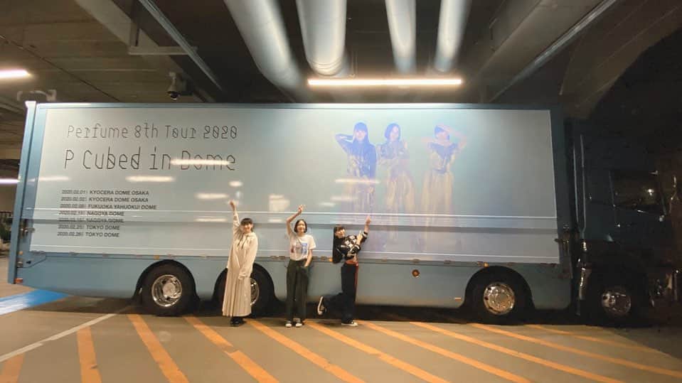 Perfumeさんのインスタグラム写真 - (PerfumeInstagram)「福岡ライブ後にP Cubedツアートラックと一緒に📷✨まずは同じポーズで🎵ライブに来てくれたみなさんありがとうございました！！﻿ ﻿ Took photos📷 w/ our P Cubed tour truck after Fukuoka show last night✨Posing the same as us on the truck🎵﻿ #prfm #PCubed #PerfumeCloset」2月9日 15時51分 - prfm_official