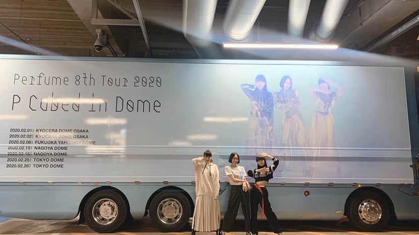 Perfumeさんのインスタグラム写真 - (PerfumeInstagram)「福岡ライブ後にP Cubedツアートラックと一緒に📷✨まずは同じポーズで🎵ライブに来てくれたみなさんありがとうございました！！﻿ ﻿ Took photos📷 w/ our P Cubed tour truck after Fukuoka show last night✨Posing the same as us on the truck🎵﻿ #prfm #PCubed #PerfumeCloset」2月9日 15時51分 - prfm_official