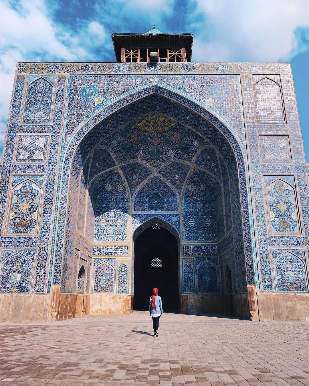 Canon Asiaのインスタグラム：「The early bird gets the worm… and an early photographer like @lielaine gets to beat the crowd for a clean shot of the Imam Mosque in Isfahan, Iran. As much as technical capabilities are important in photography, remember that pre-planning well is crucial to setting your day in the right direction. ⁣. ⁣📷 Image by @lielaine shot using the Canon EOS 6D Mark II | EF17-40mm f/4L USM | f/7.1 | ISO 250 | 1/1250s | 23mm ⁣. ⁣Want your photos to be featured too? Tag them with #canonasia or submit them on My Canon Story, link in bio! ⁣. ⁣#canonasia #photography #travel #architecture #iran #eos6dmarkII #isfahan #travelphotography #morning」