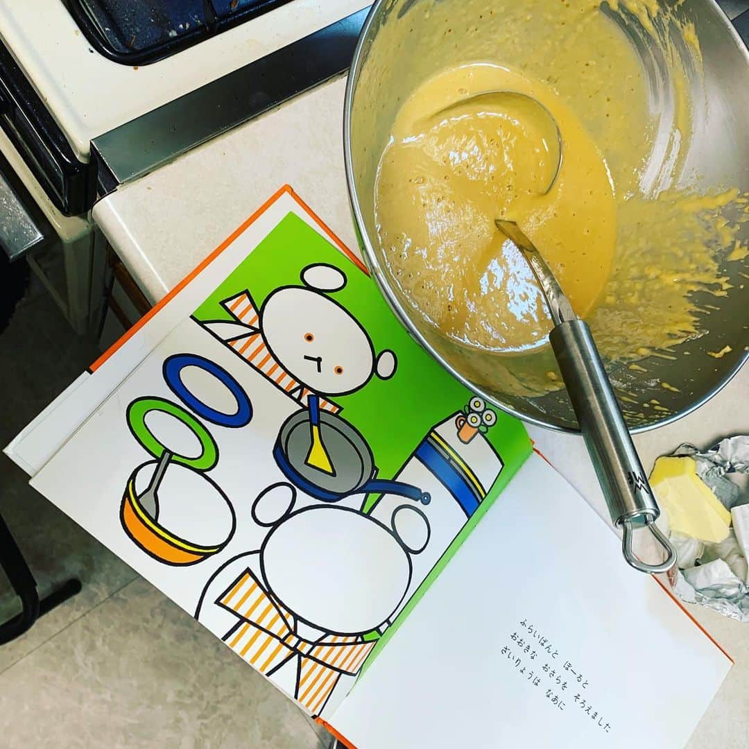 安田美沙子さんのインスタグラム写真 - (安田美沙子Instagram)「シロクマちゃんのホットケーキが暗記するくらい好き過ぎて、寝る前から楽しみに、朝から作ろうって🥞レシピみたいに、本をキッチンに持って来て、一緒に作りました❤️ こっそりグルテンフリーのパンケーキミックス✨ 材料を入れて、泡立て器で混ぜて。。。美味しく出来ました！ 最近食べなかったいちごも、食べてくれた！ こんなに喜んでくれるなんて、愛おしくてたまらない。 また作ろうね！しろくまちゃんのホットケーキ🥞 . . . #instagood #instafood #しろくまちゃんのほっとけーき  #pancakes #pancake #strawberry #banana #morning #love」2月9日 15時56分 - yasuda_misako