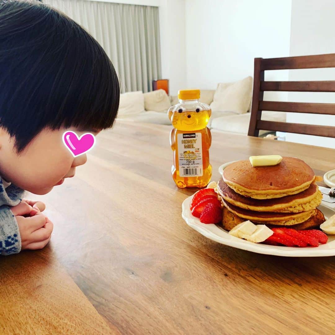安田美沙子さんのインスタグラム写真 - (安田美沙子Instagram)「シロクマちゃんのホットケーキが暗記するくらい好き過ぎて、寝る前から楽しみに、朝から作ろうって🥞レシピみたいに、本をキッチンに持って来て、一緒に作りました❤️ こっそりグルテンフリーのパンケーキミックス✨ 材料を入れて、泡立て器で混ぜて。。。美味しく出来ました！ 最近食べなかったいちごも、食べてくれた！ こんなに喜んでくれるなんて、愛おしくてたまらない。 また作ろうね！しろくまちゃんのホットケーキ🥞 . . . #instagood #instafood #しろくまちゃんのほっとけーき  #pancakes #pancake #strawberry #banana #morning #love」2月9日 15時56分 - yasuda_misako