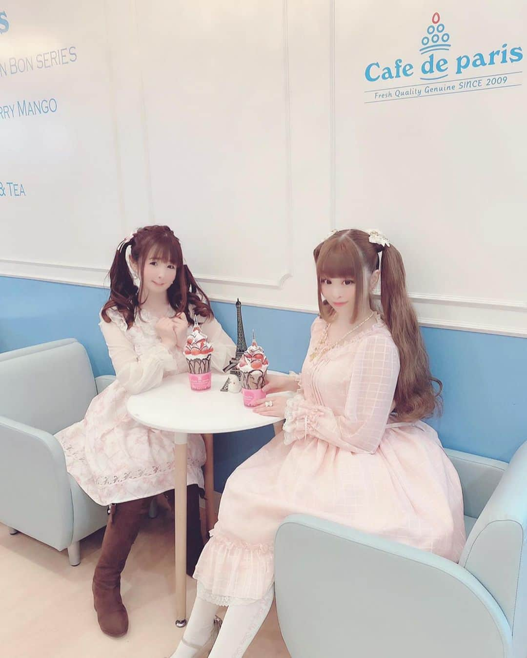 伊藤芽衣さんのインスタグラム写真 - (伊藤芽衣Instagram)「Cafe de paris ﻿ （@cafedeparis_japan ）﻿ ラフォーレ原宿店♡﻿ ﻿ バレンタイン限定ボンボン❤️﻿ 【ラブラブボンボン】が﻿ 販売中…！﻿ ﻿ 先日、﻿ 展示会の帰りに﻿ ﻿ 仲良しの咲姫ちゃんと﻿ さっそく食べてきました♡﻿ ﻿ カフェドパリさんの﻿ いちご🍓は﻿ いつも﻿ とってもおいしいのだけど♡﻿ ﻿ 今回使用のイチゴは﻿ 「愛を知る」愛知県産♡﻿ ﻿ 「ゆめがかなう」ゆめのかという﻿ ブランド品種を使用していて。﻿ ﻿ みなさんの夢が叶いますように…！﻿ という願いがこもっているんだって♡﻿ ﻿ あまくてかわいい﻿ ラブラブボンボンは﻿ 2/14にちまで♡﻿ ﻿ バレンタイン限定デザインの﻿ ぴんくスリーブもほんとにかわいいので﻿ この機会にぜひ♡﻿ ﻿ ﻿ #カフェドパリ #cafedeparis ﻿ #カフェドパリ公認インスタグラマー﻿ #カフェドパリ原宿店 #カフェドパリジャパン﻿ #韓国スイーツ #スイーツ女子 #スイーツ部﻿ #カフェ巡り #めいちカフェ巡り #原宿カフェ﻿ #スイーツ巡り #ラフォーレ原宿﻿ #フルーツボンボン #東京スイーツ ﻿ #フォトジェニックカフェ #ガーリーファッション﻿ #ガーリーコーデ #リズリサ #lizlisa ﻿ #バレンタイン限定　#いちご　#いちごスイーツ」2月9日 16時00分 - itoumei