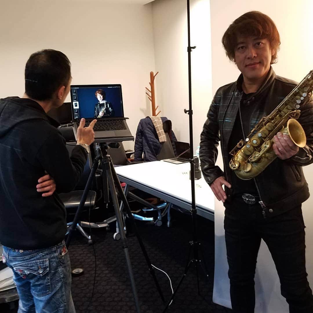 勝田一樹のインスタグラム：「取材でしたよー☀️ サックスワールド3月号❗ 3月11日発売です😃✌️ マウスピース特集🎵 マニアックです✨ 勝田使用楽器も撮影時✨ #勝田一樹 #kazukikatsuta  #ディメンション #dimensionjazz  #サックスワールド #saxworld #セルマーマーク6  #selmermark6」