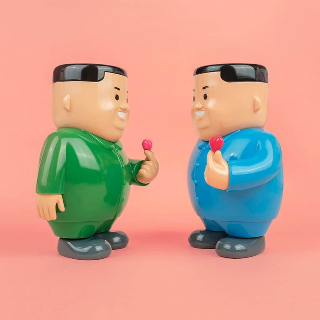 HYPEBEASTさんのインスタグラム写真 - (HYPEBEASTInstagram)「@hypebeastart: Barcelona-based artist @sirjoancornella has now returned with a 6.7-inch tall vinyl sculpture titled ‘K-LOVE.’ Once again made in collaboration with @arr.allrightsreserved, the collectible portrays a man in a suit seen making a finger heart that has become a symbol among K-pop stars. Coming in green and blue, the pieces will be available on February 12 via AllRightsReserved’s Ding Dong Takuhaibin website for $199 USD each.⁠⠀ Photo: Joan Cornellà/AllRightsReserved」2月9日 16時11分 - hypebeast