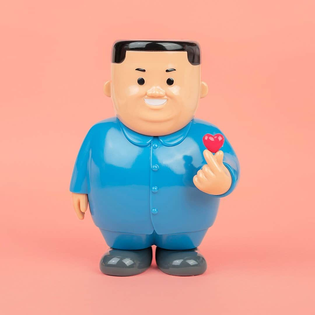 HYPEBEASTさんのインスタグラム写真 - (HYPEBEASTInstagram)「@hypebeastart: Barcelona-based artist @sirjoancornella has now returned with a 6.7-inch tall vinyl sculpture titled ‘K-LOVE.’ Once again made in collaboration with @arr.allrightsreserved, the collectible portrays a man in a suit seen making a finger heart that has become a symbol among K-pop stars. Coming in green and blue, the pieces will be available on February 12 via AllRightsReserved’s Ding Dong Takuhaibin website for $199 USD each.⁠⠀ Photo: Joan Cornellà/AllRightsReserved」2月9日 16時11分 - hypebeast