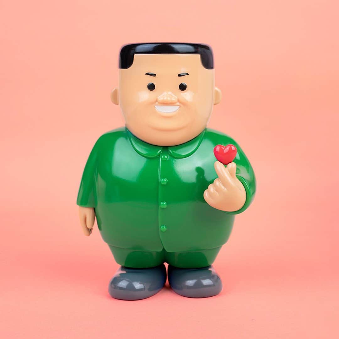 HYPEBEASTさんのインスタグラム写真 - (HYPEBEASTInstagram)「@hypebeastart: Barcelona-based artist @sirjoancornella has now returned with a 6.7-inch tall vinyl sculpture titled ‘K-LOVE.’ Once again made in collaboration with @arr.allrightsreserved, the collectible portrays a man in a suit seen making a finger heart that has become a symbol among K-pop stars. Coming in green and blue, the pieces will be available on February 12 via AllRightsReserved’s Ding Dong Takuhaibin website for $199 USD each.⁠⠀ Photo: Joan Cornellà/AllRightsReserved」2月9日 16時11分 - hypebeast
