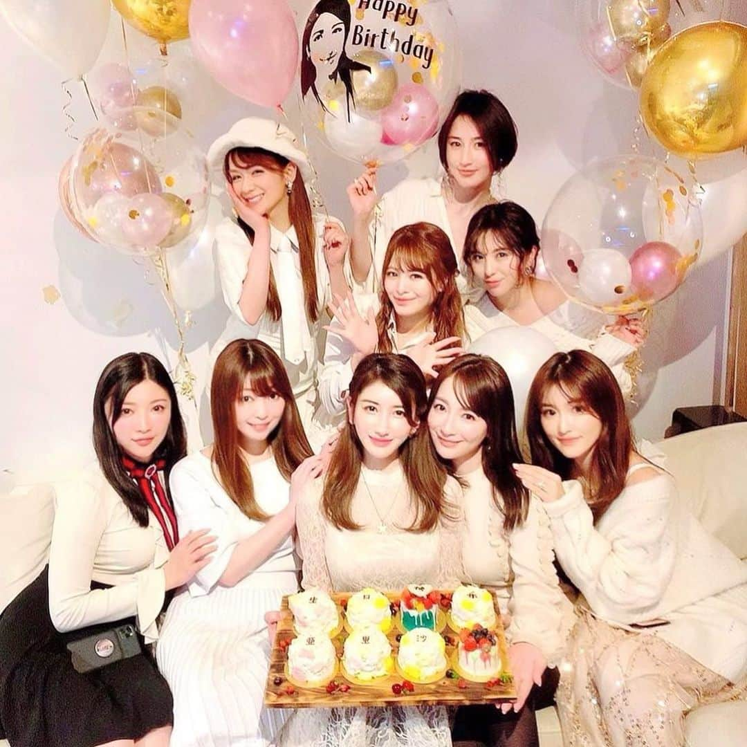 春菜めぐみさんのインスタグラム写真 - (春菜めぐみInstagram)「Girl's night🌙💕 ありちゃんの早めのHBD&壮行会をしたよ🎉✨ ． ． 愛しのありちゃんのお祝いは 幸せ空間でした❤️😊 ドレスコード👗決めて、可愛いバルーンは@oryzae_celebrations 🎈✨映えて可愛すぎる〜🥰💓💓 ． ． みんなが面白くて楽しくて 本当にだいすき🥺🥺 ． ． お店は @nslounge を使わせてもらいました🌟 広々してて素敵なお店だったよ〜😆🙏🏻✨ ． ． そして @veggiefarm_tokyo のケールすき焼きが 美味しすぎるのでぜひ行ってみてね🤤❤️❤️ ． ． #happybirthday #bestfriend #女子会 #balloon #party」2月9日 16時11分 - me_haruna.02