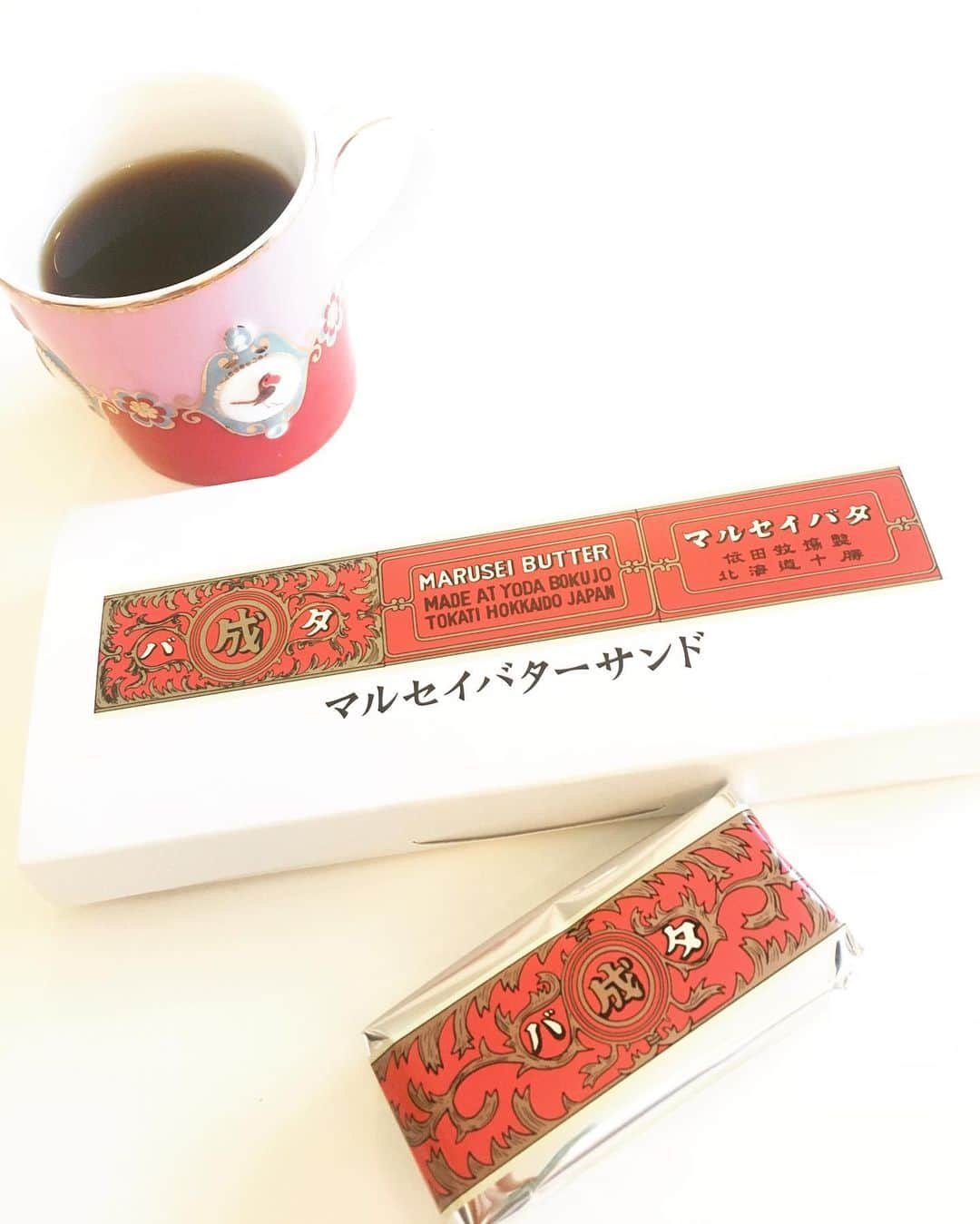 小川りかこさんのインスタグラム写真 - (小川りかこInstagram)「のんびりな日曜日☕️ 六花亭のバターサンドがコーヒーのお供😋 相変わらず甘いもの食べてるな〜🙄 ・  #日曜日#休日#のんびり#マルセイバターサンド#六花亭#バターサンド#おうちカフェ#youtube観ながら」2月9日 16時26分 - rikakoogawa