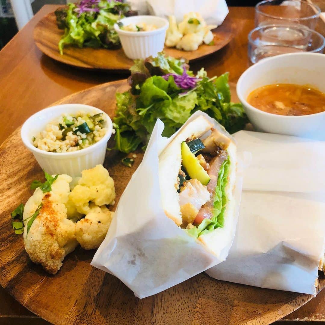 凰津りささんのインスタグラム写真 - (凰津りさInstagram)「久々のタキベイクでのランチ🤤 . . 休日の朝って何故かホットサンドが食べたくなるのは私だけ？ いや、たいちゃんも食べたくなったらしい✨ . てなことで、美味しいホットサンドってゆーたら @takibake  しかない‼️ . . 久々にお邪魔させて頂いたけど、 安定の美味しさ😻 . 急遽ランチの席の予約も出来たのでソファの席でまったりと❤️ . 利直もずーっと寝てくれてたから、何ヶ月ぶり⁉️ っていうくらい、たいちゃんとゆっくりしたランチタイムを過ごす事が出来たわぁ🥰 . @takibake のランチプレートは本当に彩りも良くて全てにおいて素材の味が生きてて美味しいんだよなぁ✨ キヌアのサラダもスープも美味しかった〜 勿論デザートのココバナナタルトとモンブランも最高っっ‼️ . また明日にでも行きたいww . . #宝塚ランチ #駅前　だよ #予約おすすめ #ランチ　人多いよ #ここのパンになりたい」2月9日 16時34分 - outsu.risa95
