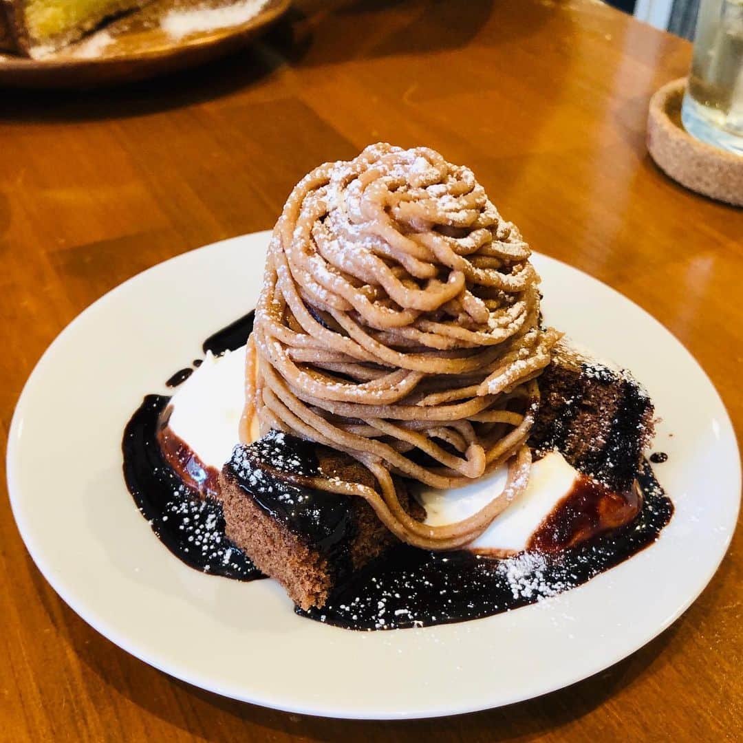 凰津りささんのインスタグラム写真 - (凰津りさInstagram)「久々のタキベイクでのランチ🤤 . . 休日の朝って何故かホットサンドが食べたくなるのは私だけ？ いや、たいちゃんも食べたくなったらしい✨ . てなことで、美味しいホットサンドってゆーたら @takibake  しかない‼️ . . 久々にお邪魔させて頂いたけど、 安定の美味しさ😻 . 急遽ランチの席の予約も出来たのでソファの席でまったりと❤️ . 利直もずーっと寝てくれてたから、何ヶ月ぶり⁉️ っていうくらい、たいちゃんとゆっくりしたランチタイムを過ごす事が出来たわぁ🥰 . @takibake のランチプレートは本当に彩りも良くて全てにおいて素材の味が生きてて美味しいんだよなぁ✨ キヌアのサラダもスープも美味しかった〜 勿論デザートのココバナナタルトとモンブランも最高っっ‼️ . また明日にでも行きたいww . . #宝塚ランチ #駅前　だよ #予約おすすめ #ランチ　人多いよ #ここのパンになりたい」2月9日 16時34分 - outsu.risa95