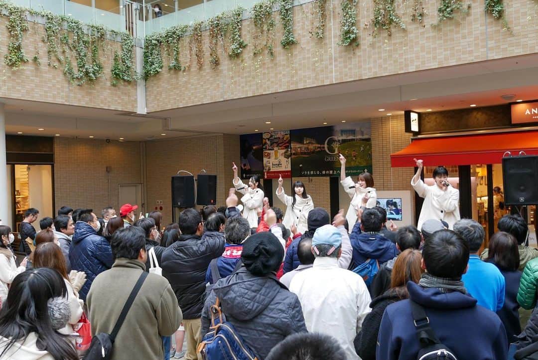 りんご娘さんのインスタグラム写真 - (りんご娘Instagram)「‪初めての高松リリイベありがとうございました!! 心暖かい人たちがいる香川や四国が大好きになりました✨今度は全国ツアー香川公演で帰ってきます。また皆さんに会いたいです、ぜひ来てください🍎‬ ‪‬2020年5月31日（日） 高松DIME（香川県） 開場14:30／開演15:00 チケット：￥4,000＋1drink ※オールスタンディング  チケットぴあ（Pコード：174-856） ‪チケット販売中！‬‪ ‪#りんご娘 #RINGOMUSUME‬ #タワーレコード高松丸亀町店 #高松DIME」2月9日 16時47分 - _ringo.musume.com_