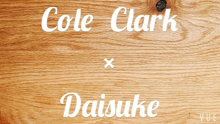 のインスタグラム：「Australiaのギターメーカー、 ColeClarkのギターとコラボしました⛰  下書きなしのフリーハンドペイントです。 基調としてるのはぼくのライフカラーである青と赤、 空や海、太陽や自然を表す色でもあり、自由をくれるような気がしています⛺️🌲🌲🌲 今回は4本だけの製作でしたが、ゆくゆくはギター以外の物とのコラボレーションも展開していきたい！  #guitarpainting  #guitarart  #coleclark  #paintart  #popart  #ギターペイント #goproのある生活  #gopro #旅 #trip #vlog」