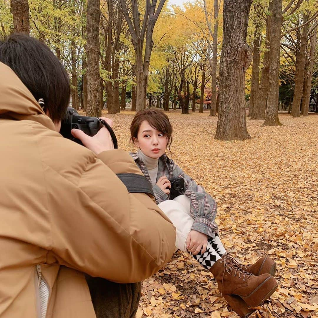 山田菜々さんのインスタグラム写真 - (山田菜々Instagram)「今年のカレンダーは女鹿さんに撮っていただきました📷﻿ インスタでおしゃれな写真だな〜と見ていたら、﻿ ご縁があり今回撮っていただけることになりました☺️﻿ ﻿ この写真で持ってるカメラはわたしの私物です✨﻿ またそれで撮った写真も載せますね🍫﻿ ﻿ 冬の撮影だったのになんだか秋っぽくも春っぽくもあり、﻿ 写真の雰囲気を葉っぱが出してくれています😎﻿ ちなみに3枚目はびくびくしてるような...﻿ 上から落ちてくるどんぐり(だったはず😂)に﻿ 怯えているリアルショットもカレンダーの中に﻿ 入っていたはずなのでそれもお気に入りです☺️﻿ ﻿ ▷東京 2/22(土)16:30〜 ブックファースト新宿店﻿ (店頭で参加券販売中。電話でも受付てます☺︎)﻿ ▷大阪 2/24(月祝)13:00〜 TSUTAYA EBISUBASHI﻿ (店頭、電話にて参加券販売中です☺︎)﻿ また会場やワニブックスさんのHPからの購入特典が全て異なりますのでそちらもお楽しみに♡」2月9日 17時15分 - tannana.yamada