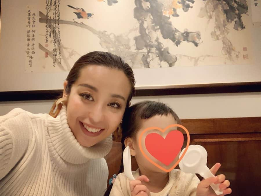 PINKYさんのインスタグラム写真 - (PINKYInstagram)「家全七福酒家🥢🐉✨ . 週末の夜は家族でお呼ばれdinner👦🏻👩🏻👨🏻👩🏻👧🏻❤️ . #家全七福酒家 はやっぱり美味しいー😋🧧✨ ご馳走様でした🙏✨ . この日もラブラブな兄妹を見ていると、とっても幸せな気持ちになる🥰 . 母達は隣に座って今年の運勢や美容の情報交換をしたり💃🌹💫 . 皆んなが自然体で居られる、こんなに幸せな関係性を築けたことが本当にありがたいなぁって、 主人や家族の皆んなにいつも感謝しています🙏❤️✨ ・・・ ・・・ #love #happy #family #mamalife #parentslife #sonlove #daughterlove #お呼ばれdinner #fridaynight #家族の幸せ」2月9日 17時24分 - shanti_pinky_shanti