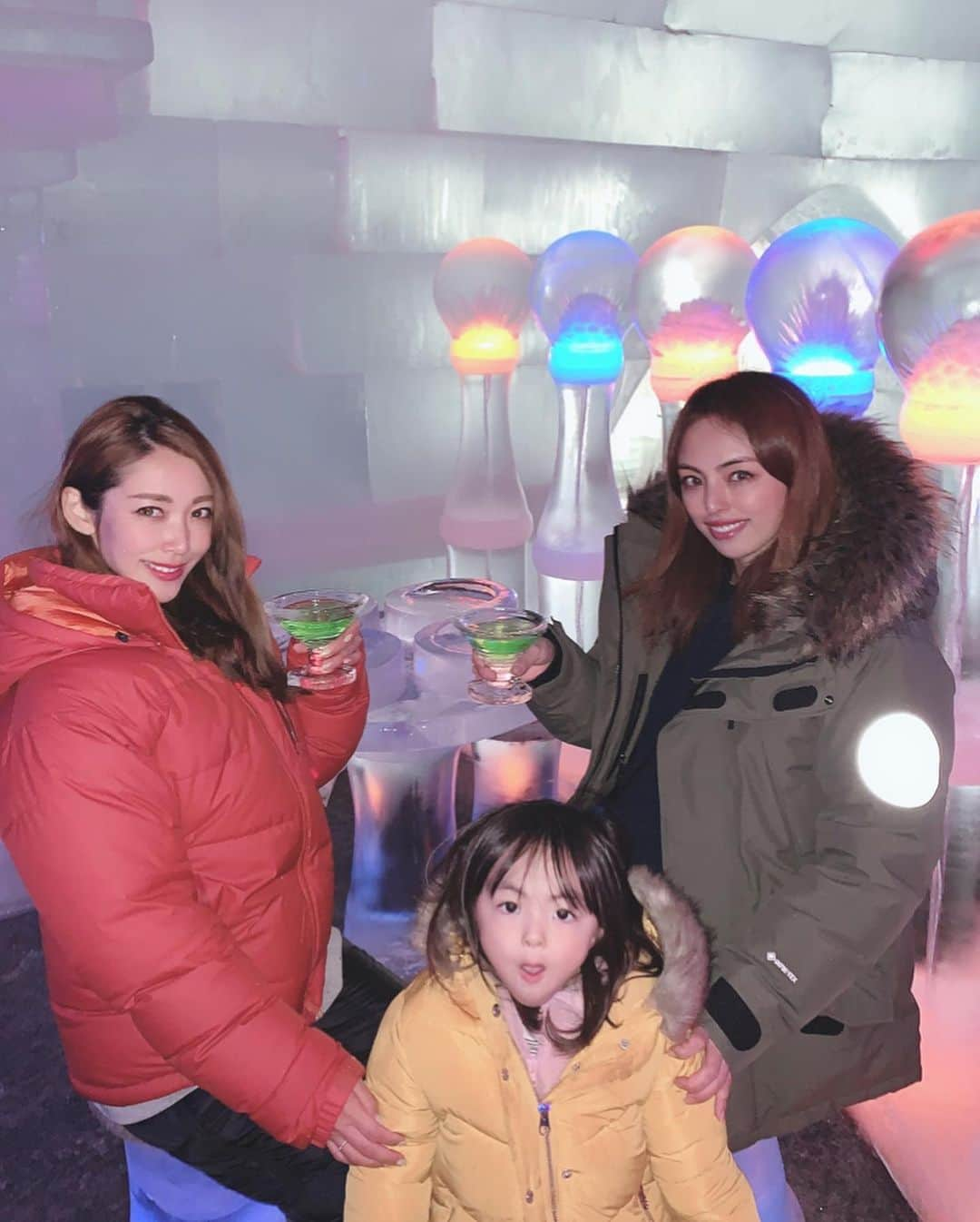 長谷川朋美さんのインスタグラム写真 - (長谷川朋美Instagram)「全てが氷でできてる#icebar に行ってきました✨ ・ アイスのグラスで#martini 飲んだよ🍸美味しかった❤️ ・ #アイスミュージアム の中にあるので、アイスの彫刻もたくさんあり、神秘的で美しかった😍 ・ こちらでは#iceart の大会が開かれているそう❣️ ・ #art #ice #Aurora #winter #アラスカ #Alaska #beautifuview #amazing」2月9日 17時23分 - hasegawa.elena.tomomi