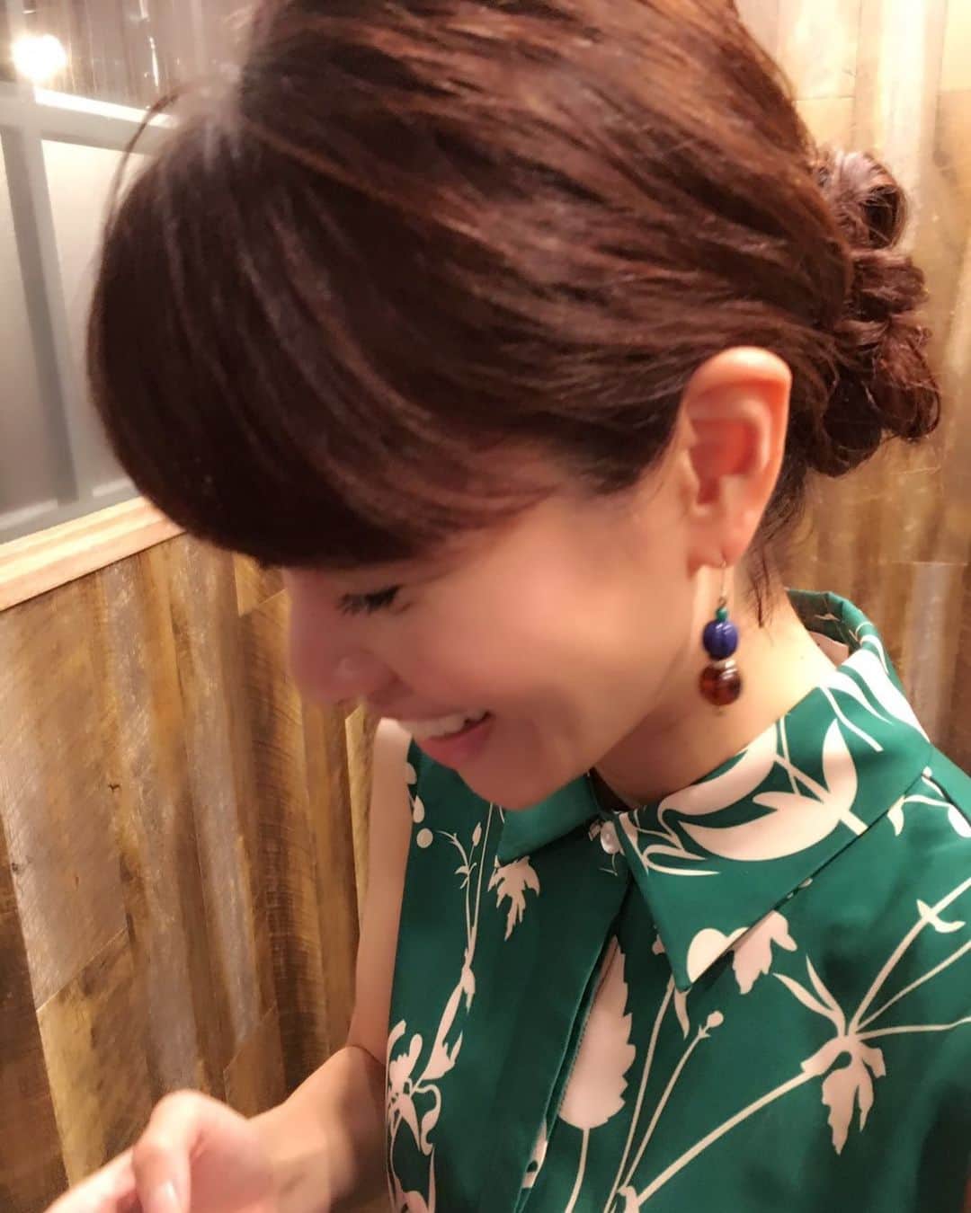 前田真理子のインスタグラム：「航空会社によっては、機内でもテレビ東京の番組をご覧頂けます✈︎ 先日は、その英語字幕をチェックする作業をしました😊 機内でも是非テレ東を🍌✨ メイク室に行かなくなり、毎日髪型を模索している前田でした😋」