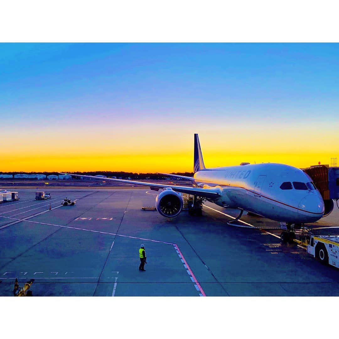 中田奈沙さんのインスタグラム写真 - (中田奈沙Instagram)「See you Japan👋 お仕事で海外へ✈️ わたしが乗る飛行機じゃないけど笑、 夕日が綺麗🌆 * * #narita #airport #chiba #naritaairport #sun #sunset #view #beautiful #flight #japan #sky #trip #travel #instatravel #instatrip #evening #成田空港 #空港 #千葉 #成田 #夕焼け #夕陽 #サンセット #旅 #空 #キレイ #行ってきます #日本 #太陽 #夕日」2月9日 17時40分 - nasa_nakada