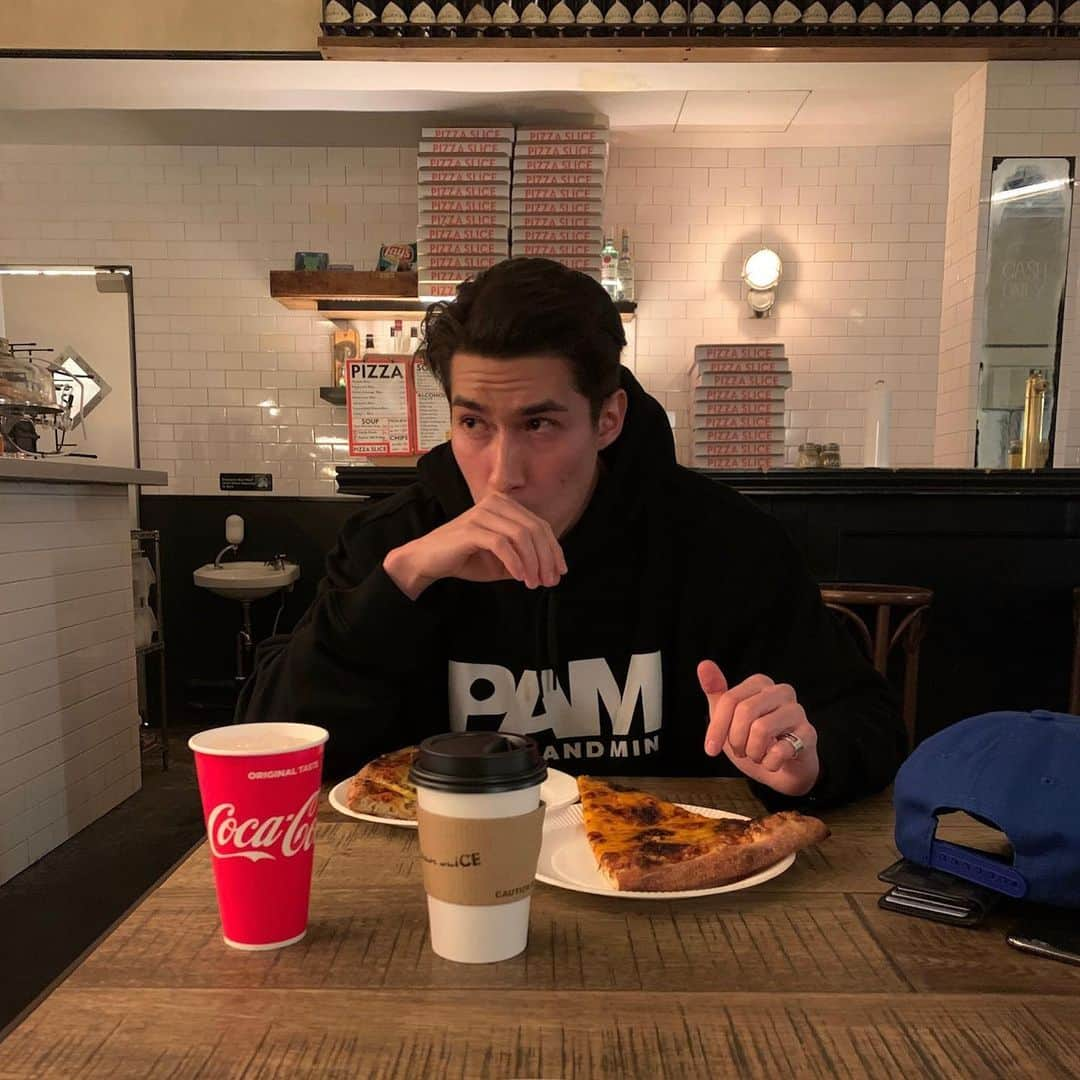 橋爪ミカさんのインスタグラム写真 - (橋爪ミカInstagram)「pizza slice date」2月9日 17時40分 - 28mmika