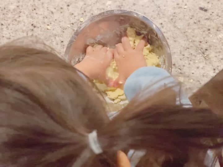 近藤千尋のインスタグラム：「こねこね〜🍪❤️ 休日は公園からのクッキー作り😊 キッチン粉まみれからの お皿洗いという名の水遊びで びちょびちょも良い思い出！笑💦🥱 ホットケーキミックスで作ったから 簡単に出来ました❣️ 可愛い型買いに行こうね😘  #休日 #2歳児 #パパのために一生懸命」