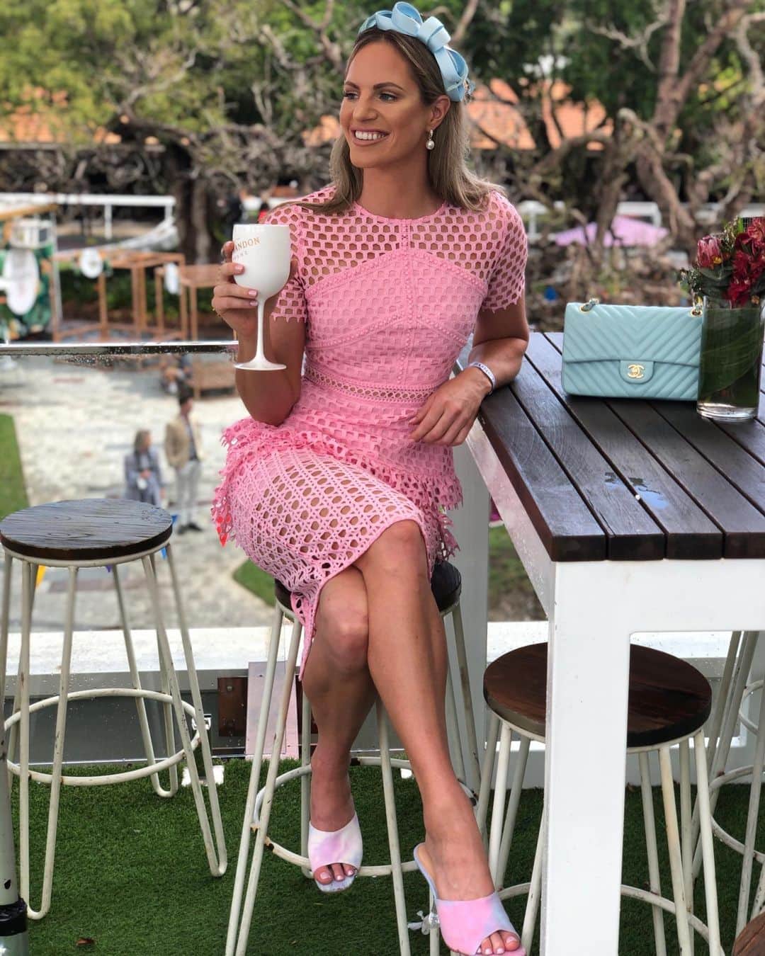 エミリー・シーボームのインスタグラム：「Only 2 weeks away  @brisbaneracingclub’s Girl’s Day Out is the perfect day with your girlfriends! Head to brc.com.au to get your tickets and use the code ‘EM’ to get 50% off your GA tickets!  #brisbaneracingclub #eaglefarm #sociteyrooftop #girlsdayout」