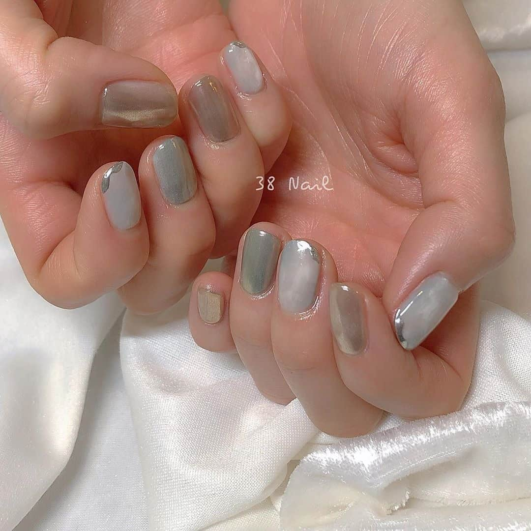 RiLiさんのインスタグラム写真 - (RiLiInstagram)「トレンド素材を指先にも取り入れて💫【サテンネイル】💅 ..... 今年の春ファッションで注目👀の“サテン”をネイルにも💅ミラーネイルで作る【サテンネイル】がとってもかわいいの❣️ 光沢感✨があって、春🌸のお洋服にもバッチリ合うデザインだよ🥺💌シンプルなワンカラーデザイン、個性派デザインもとにかくおしゃれすぎる👱🏻‍♀️🍒 キラキラ✨な指先はみんなの視線👀が集まる予感…💭💕次のネイル💅のデザインはサテンネイルで決まり💡 ❣ ❣ ❣ ❣ ❣ サイトやSNSで掲載させていただくお写真募集中😘📸 かわいいコーデやアイテム、注目スポットなどが撮れたら、ハッシュタグ→#rili_tokyo  を付けて投稿❗ ． Special Thanks💋 Photo by @otete.su__  @nana_k0725  @piu__n  @choto.nail @sayanail_38 @epica_saki @nail_by_yuri @kiri___nail @iku_nail_alma  @chisa_nail_o0 ． #春 #春コーデ#サテンネイル #ニュアンスネイル #大理石ネイル #水滴ネイル #ミラーネイル #ワントーンネイル #シンプルネイル #ブラウンコーデ #ベージュコーデ  #ワントーンコーデ #シンプルコーデ  #カジュアルコーデ #ガーリーコーデ #置き画 #置き画くら部 #今日のコーデ #コーデ #コーディネート #RiLi  #おしゃれさんと繋がりたい #お洒落さんと繋がりたい #ファッション #패션스타그램 #ootd #outfit」2月9日 18時00分 - rili.tokyo