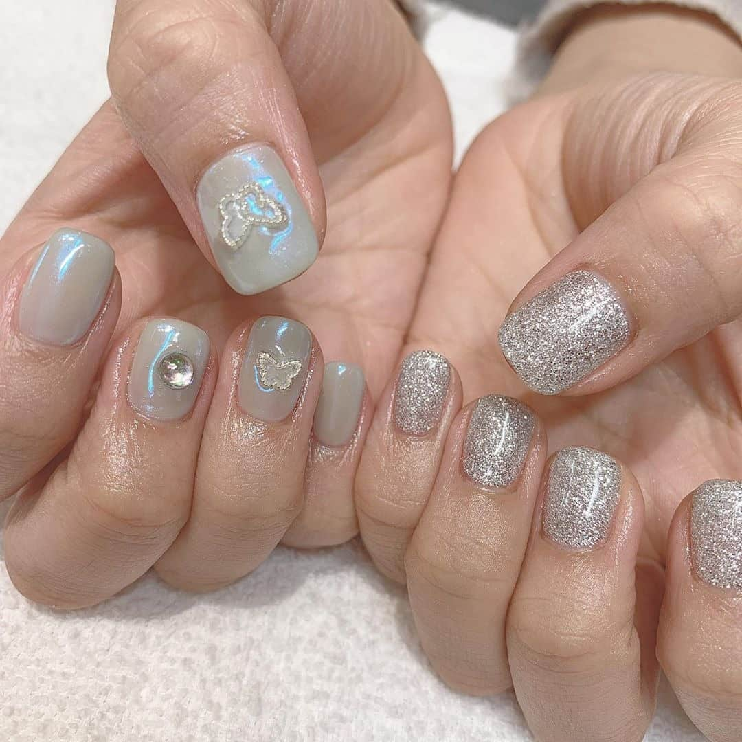 RiLiさんのインスタグラム写真 - (RiLiInstagram)「トレンド素材を指先にも取り入れて💫【サテンネイル】💅 ..... 今年の春ファッションで注目👀の“サテン”をネイルにも💅ミラーネイルで作る【サテンネイル】がとってもかわいいの❣️ 光沢感✨があって、春🌸のお洋服にもバッチリ合うデザインだよ🥺💌シンプルなワンカラーデザイン、個性派デザインもとにかくおしゃれすぎる👱🏻‍♀️🍒 キラキラ✨な指先はみんなの視線👀が集まる予感…💭💕次のネイル💅のデザインはサテンネイルで決まり💡 ❣ ❣ ❣ ❣ ❣ サイトやSNSで掲載させていただくお写真募集中😘📸 かわいいコーデやアイテム、注目スポットなどが撮れたら、ハッシュタグ→#rili_tokyo  を付けて投稿❗ ． Special Thanks💋 Photo by @otete.su__  @nana_k0725  @piu__n  @choto.nail @sayanail_38 @epica_saki @nail_by_yuri @kiri___nail @iku_nail_alma  @chisa_nail_o0 ． #春 #春コーデ#サテンネイル #ニュアンスネイル #大理石ネイル #水滴ネイル #ミラーネイル #ワントーンネイル #シンプルネイル #ブラウンコーデ #ベージュコーデ  #ワントーンコーデ #シンプルコーデ  #カジュアルコーデ #ガーリーコーデ #置き画 #置き画くら部 #今日のコーデ #コーデ #コーディネート #RiLi  #おしゃれさんと繋がりたい #お洒落さんと繋がりたい #ファッション #패션스타그램 #ootd #outfit」2月9日 18時00分 - rili.tokyo