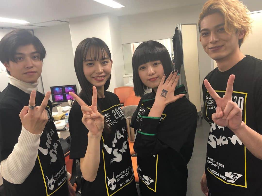 桜木那智のインスタグラム：「ゼロワン22話ご視聴ありがとうございました。 リアタイしてたんですが、内容濃すぎてほんまに一瞬でした。 次回もお楽しみに🔥 p.s.気づいたけど、写真ほぼピースしかしてない。なんかポーズないかな。」
