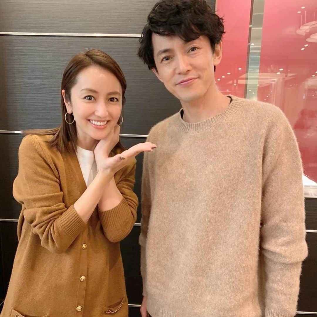 矢田亜希子さんのインスタグラム写真 - (矢田亜希子Instagram)「藤木直人さん主演舞台「グッドバイ」を観劇してきました‼︎もう、すごく面白くて声だしてたくさん笑わせていただきました‼︎自分も舞台の中で生きている？ような感覚？で夢中で見入っていました。本当に面白かった‼︎ #グッドバイ #シアタークリエ#藤木直人 さん#生瀬勝久 さん#真飛聖 さんにも会えたし#ソニン ちゃんのキヌ子さんも面白かったー‼︎ #楽しい時間をありがとうございました#のりと一緒に @hanaikeshi  が素敵なお花を作ってきてくれました☆」2月9日 18時02分 - akiko_yada