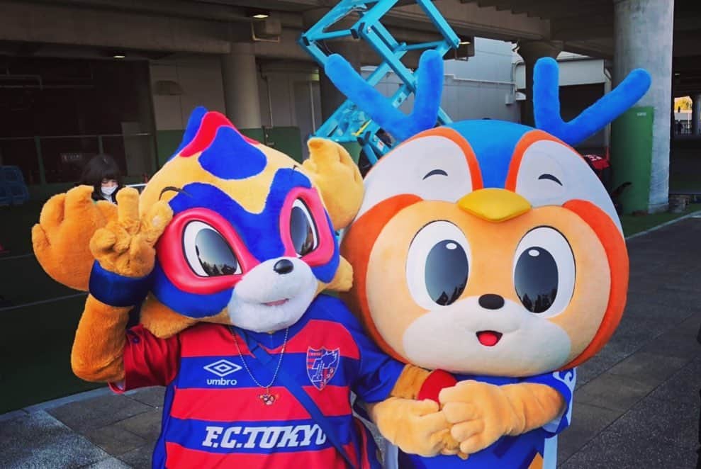 FC東京オフィシャルグッズさんのインスタグラム写真 - (FC東京オフィシャルグッズInstagram)「. #マスコット総選挙2020 たくさんの投票をありがとうございました!!!!!✨🙏🙏🙏 色んなおともだちとたくさん写真を撮れた #東京ドロンパ でした✨☺️🙌 @fctokyoofficial  #FC東京 #fctokyo  #tokyo」2月9日 18時03分 - fctokyoofficial