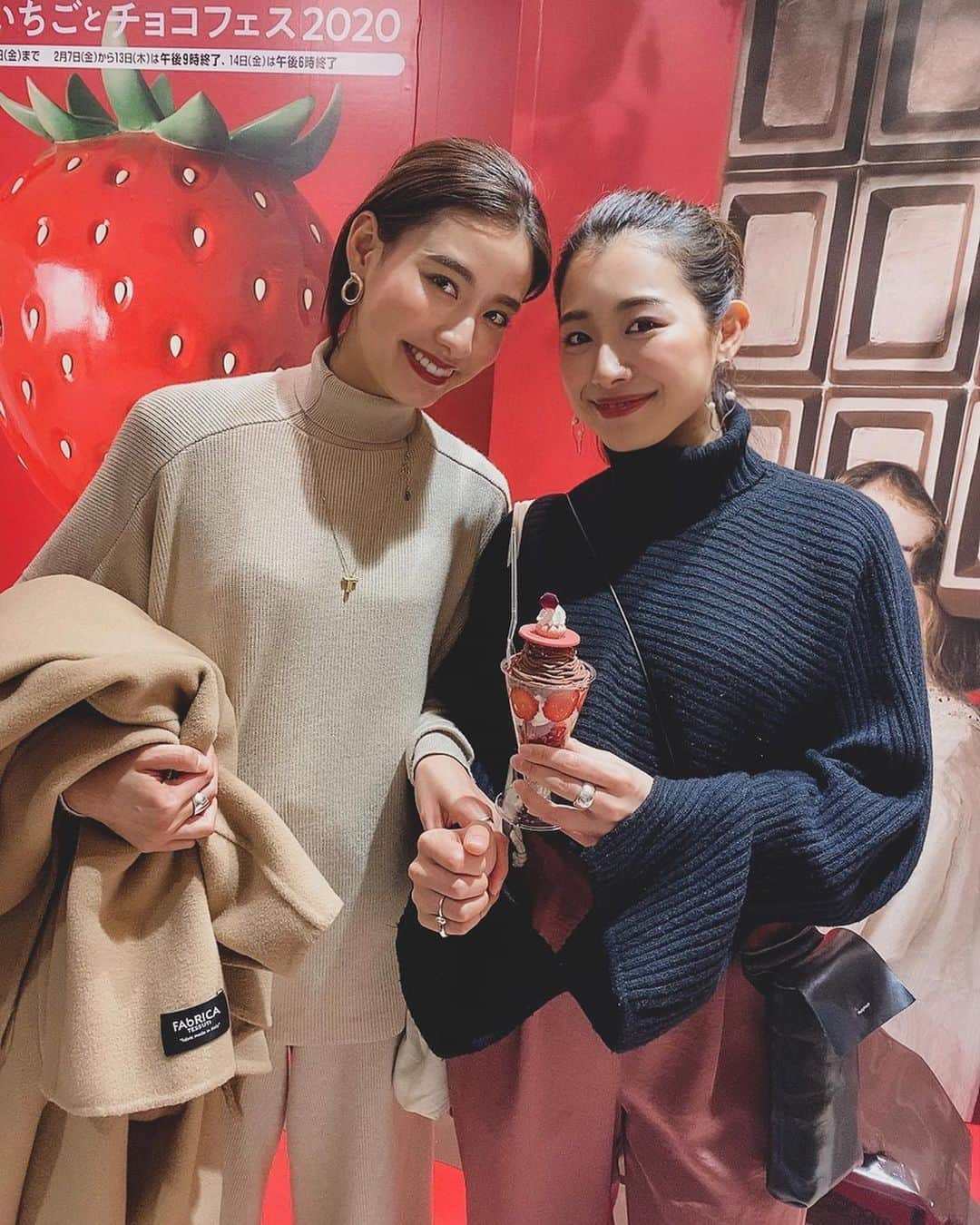 鬼辻麻衣さんのインスタグラム写真 - (鬼辻麻衣Instagram)「今年も阪神梅田本店で、 いちごバレンタインが開催されていました🥰🍓 各フロアに、🍓のスイーツがあって どれも美味しそうだった🤤  スムージーとパフェをシェアしました❤️ ８階の催事会場も、大賑わいでした！ 他にも食べたいのあったから、 あと1回くらい行きたいな🥺❤️ #阪神梅田本店pr #阪神のいちごとチョコフェス　#いちごバレンタイン　#阪神百貨店」2月9日 18時04分 - kitsumai