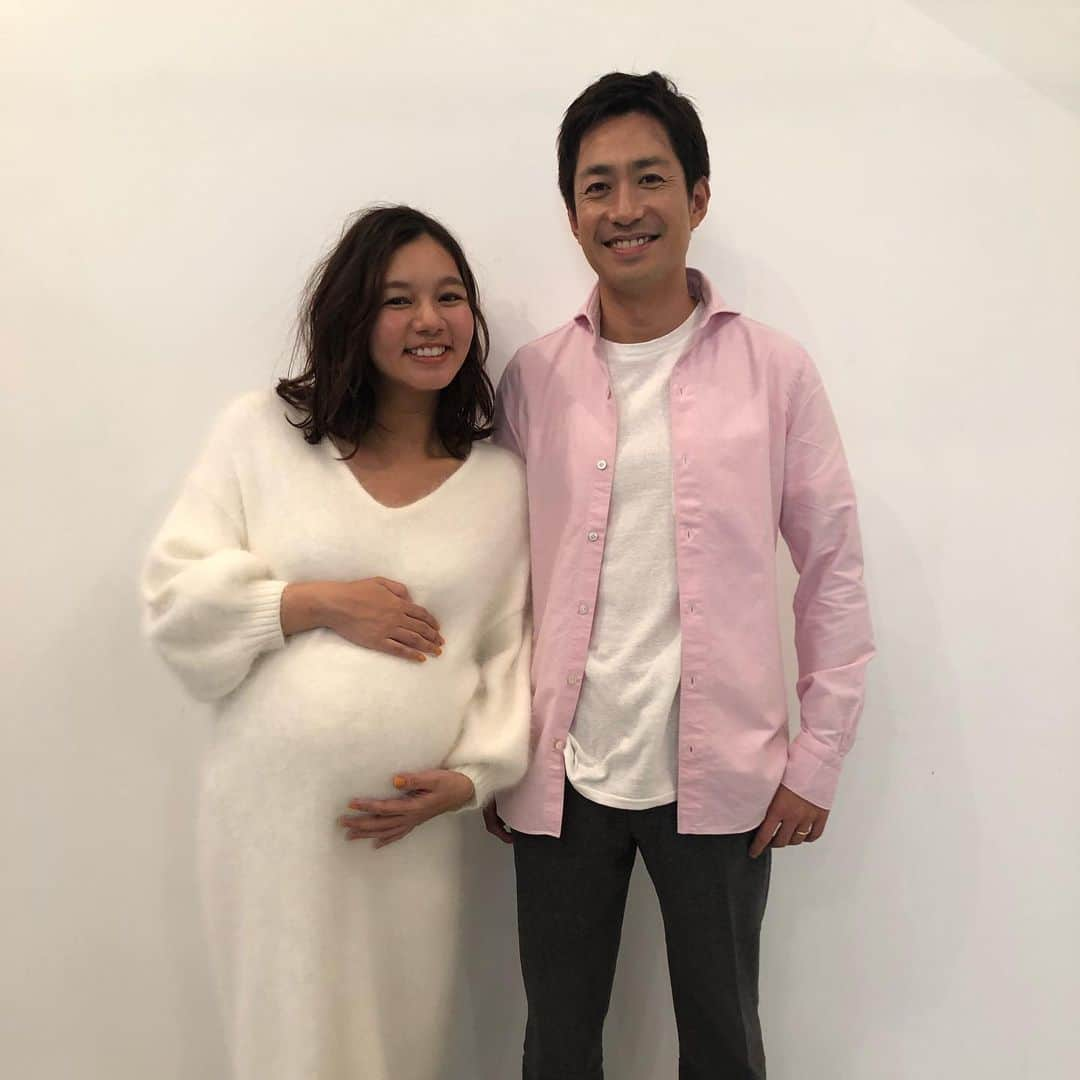 にわみきほさんのインスタグラム写真 - (にわみきほInstagram)「たまごクラブ3月号オフショットの続き👶🏻 . 中ページは、夫も一緒に撮影しました📸 一緒にお仕事するのはかなり久しぶりだったので ドキドキ恥ずかしい気持ちもありましたが、 スタッフの皆さんの温かい雰囲気のおかげで いつもの2人の空気感で撮影することができました🤍 . . インタビューページでは 妊娠がわかった時のお話や妊娠中の過ごし方など、 初めてお話することもたくさん。 たまごクラブをチェックしてくださいね😎 2月15日発売です✨ . #2枚の動画はインタビュー中です #スタッフさんがこっそり録画してた🤣 #話してる内容は誌面で✨ #田中夫婦いつもこんな感じです #たまごクラブ　#3月号　#表紙撮影 #夫婦で撮影しました」2月9日 18時05分 - mikiho_niwa