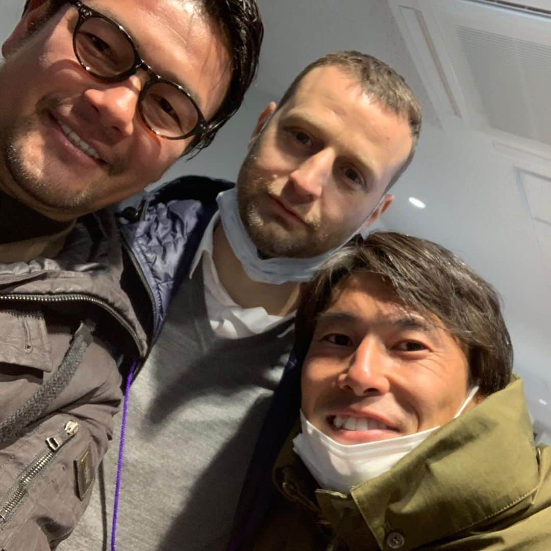 小川佳純さんのインスタグラム写真 - (小川佳純Instagram)「京都サンガF.C.の新本拠地「サンガスタジアム by KYOCERA」 のこけら落としとして行われた、セレッソ大阪とのプレシーズンマッチをGMと観に行ってきました。 高校の先輩の聡太くんとバンさんの隣で観戦！ できたばかりのサッカー専用スタジアムとあって、雰囲気は最高！ 改めてサッカー専用スタジアムの良さを体感してきました！もう自分がプレーすることはないですけど！笑 ハーフタイムには名古屋時代のチームメイトのバヤリッツァと再会！！ 久しぶりに会っても日本語上手ないいヤツでした！  そして明日は監督になって初の練習試合を京都サンガF.C.とやります！ 新鮮で楽しい毎日を送らせていただいてます！ #京都サンガF.C. #C大阪 #プレシーズンマッチ #サンガスタジアムbykyocera #こけら落とし #小川佳純 #巻佑樹 #播戸竜二 #中澤聡太 #バヤリッツァ#バキ #明日は初練習試合 #楽しみ」2月9日 18時07分 - yoshizumi_ogawa_official