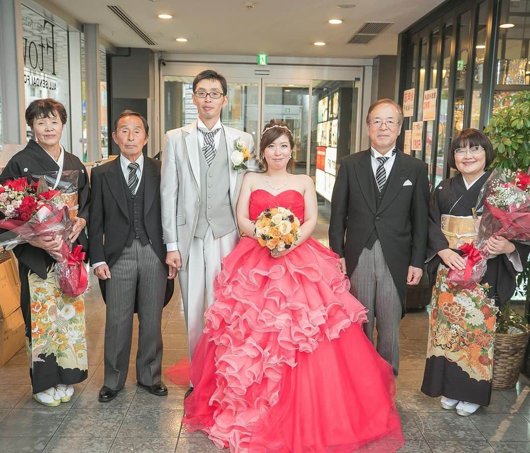 【公式】小さな結婚式さんのインスタグラム写真 - (【公式】小さな結婚式Instagram)「@petit.wedding をフォローしてね♩ #小さな結婚式 をつけてのお写真投稿も大歓迎です♡ こちらの公式IGでリグラムさせていただきます＊ . 何歳になっても大切な我が子。 花嫁さま一人一人に それぞれのストーリーがございます。 おふたりの想いと、ご家族の想いを 温かく包み込むような結婚式を＊ . . >>#小さな結婚式仙台店 #クリスタルリゾート . ——————— #小さな結婚式 #petitwedding #前撮り #結婚式 #プレ花嫁 #卒花 #アットホーム #少人数 #家族婚 #少人数結婚式 #ウェディング #ウェディングドレス #wedding #bridal #weddingdress #花嫁 #結婚式準備 #式場探し #日本中のプレ花嫁さまと繋がりたい #結婚式の思い出に浸る会 #結婚準備 #東北花嫁 #宮城花嫁 #仙台花嫁 #結婚式演出 #感動演出 #家族写真」2月9日 18時16分 - petit.wedding