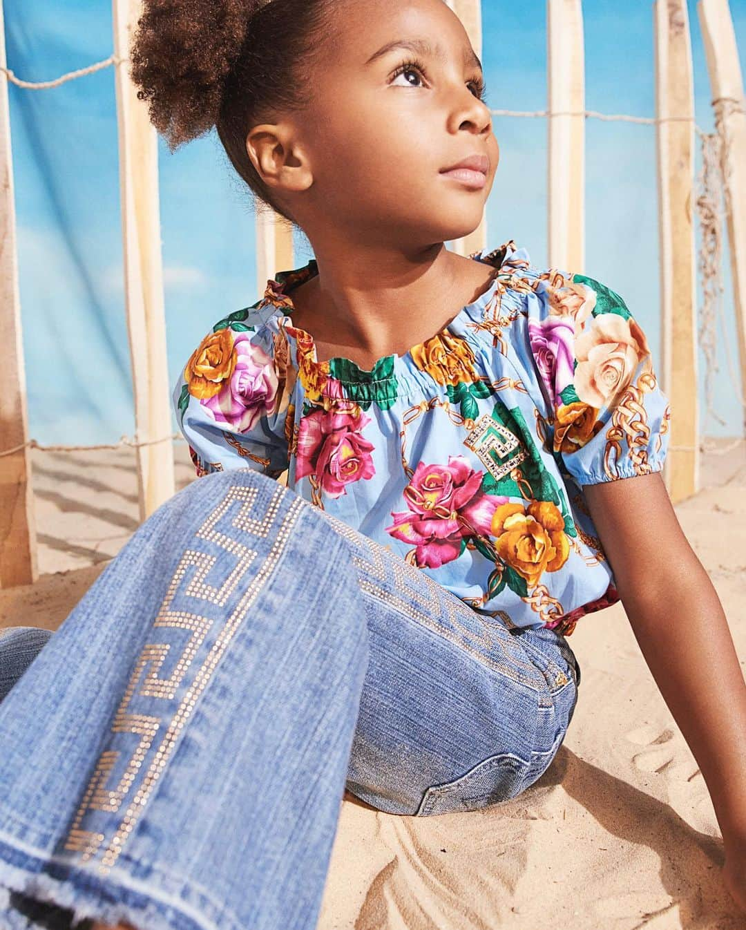 ジャンニヴェルサーチさんのインスタグラム写真 - (ジャンニヴェルサーチInstagram)「Sandbox play dates are complete with soft florals and comfortable denim pieces. The #VersaceSS20 Collection for children is available now at the link in bio.」2月9日 18時12分 - versace