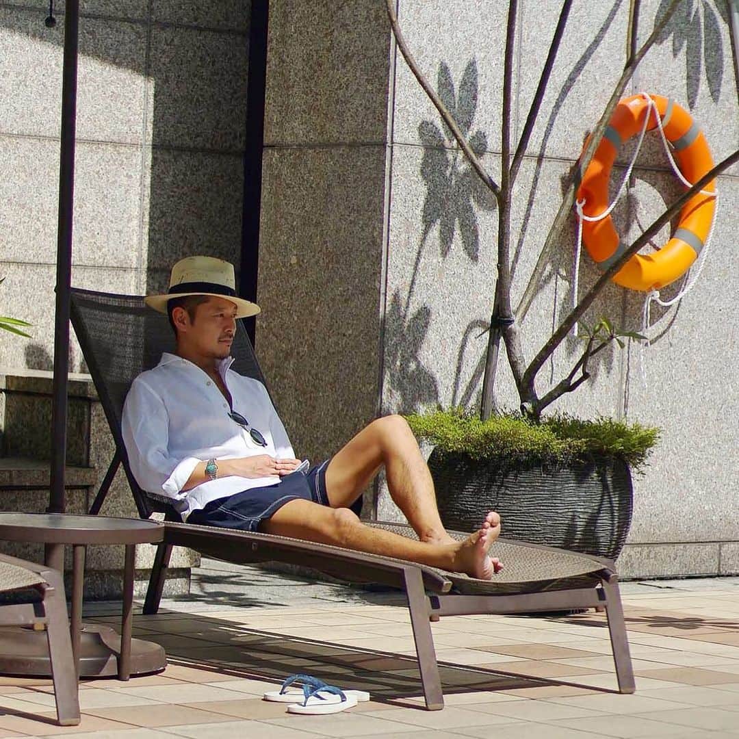 高田朋佳さんのインスタグラム写真 - (高田朋佳Instagram)「“pool side style...” ———————————————————————— Photography @kens_cc  #luigiborrelli #luigiborrellinapoli #hatofcain #newcolonialstyle #jetset #singapore #luxuryresort #colonyclothing #singaporelife #singaporestyle  #lifestyle #fashion #mensfashion」2月9日 18時13分 - tomoyoshi_takada