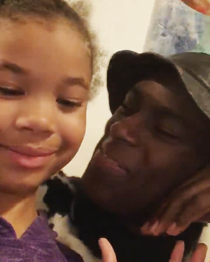 JONTE’のインスタグラム：「after my dads passing I finally decided to take a moment out the fast lane to breathe, reflect and enjoy some family time.... Turns out I’m not just an uncle, but a great uncle 🧐 🤔 😦🥺🥰..... LORDT where has the time gone? My nieces & nephews cooked up a storm for me last week ❤️ 🙏🏾 GrateFULL 😋 .  Asked my youngest niece during her video Vlog was her favorite color pink and she told me “ no, it’s a Light Rose Gold”. What does a 7yr old know about rose gold lol? @hollywood_hair_journey @emazhane 😋 🥘 🥘 🥘 ❤️ love y’all . Thank u ☺️ #greenbeanspotatoestomatoes #younameit」