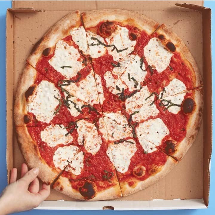 エラモスのインスタグラム：「Your favorite kind of pizza - go! 🤔 #nationalpizzaday」
