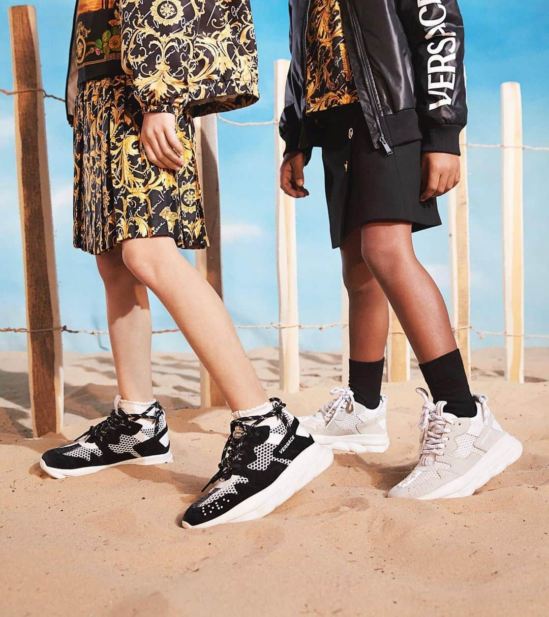 ジャンニヴェルサーチさんのインスタグラム写真 - (ジャンニヴェルサーチInstagram)「Playful looks are complemented with the #VersaceChainReaction sneakers for kids. Find them now at the link in bio.」2月10日 4時05分 - versace